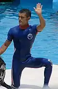 Schwimmanzug mit kurzen Ärmeln bei einem Tiertrainer