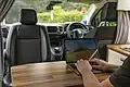 Beifahrersitz in einem Campervan gegen Fahrrichtung gedreht