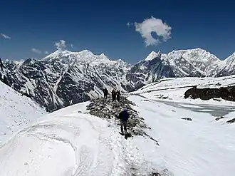 Blick vom Larkya La nach Westen; Der Kang Guru ist der Gipfel links in Wolken