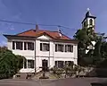 Klassizistisches ev. Pfarrhaus und Kirche