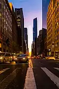 Das Gebäude im Licht der Manhattanhenge vom 28.&nbsp;Mai 2015