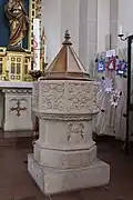 Taufstein im rechten Seitenchor