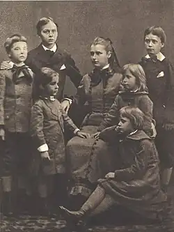 Die Geschwister Mannerheim (ca. 1880), in der Mitte sitzend: Sophie