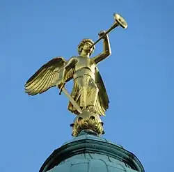 Skulptur des Erzengels Michael auf der Kuppel der Christuskirche in Mannheim