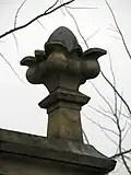 Die Ecken zieren Kreuzblumen