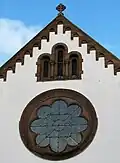 Giebel mit Kreuz und Rosette