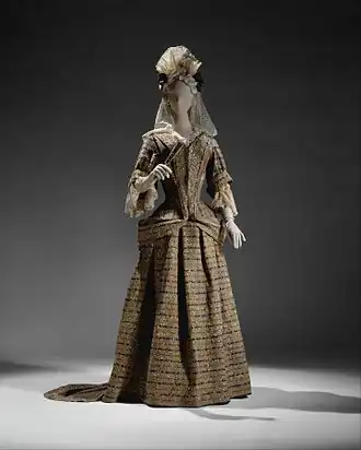 Manteau und Rock aus gestreiftem braunem englischem Stoff mit Gold- und Silberstickereien (Vorderansicht), etwa 1690 bis 1695 (Metropolitan Museum of Arts, New York)