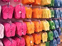 Flipflops werden als billige Massenartikel in unzähligen Farben angeboten