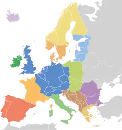 Eine Karte, die durch farbige Markierung darstellt, welche Länder Eurasiens im Spiel verfügbar sind, unterteilt nach dem jeweiligen DLC, in dem diese veröffentlicht wurden.