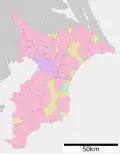 Politische Karte: Gemeindeeinteilung seit 2013, designierte Großstadt violett, sonstige kreisfreie Städte pink, [hist. kreisangehörige] Städte braun, das letzte Dorf türkis