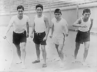 Das japanische Marathonteam (v.&nbsp;l.&nbsp;n.&nbsp;r.): Kenzo&nbsp;Yashima&nbsp;(21.), Yahei&nbsp;Miura &nbsp;(24.), Kanaguri&nbsp;Shisō&nbsp;(16.), Zensaku Motegi&nbsp;(20.)