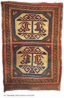 Linkes Bild: Tierteppich, Anatolien, 11.–13. Jh., Museum für Islamische Kunst (Doha) Rechtes Bild: Tierteppich, ca. 1300 bis 1420, Kirche von Marby Church, Jämtland, Schweden. Wolle, 160 × 112 cm, Staatliches historisches Museum, Stockholm