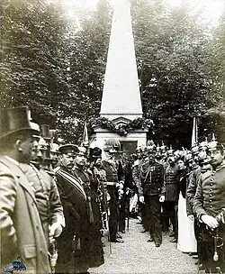 13a. 1863 ließ Kaiser Napoléon III. einen Obelisken an gleicher Stelle errichten. Das Foto zeigt französisches, österreichisches und preußisches Militär anlässlich einer Gedenkfeier 1901. Quelle: Landschaftsmuseum Westerwald.