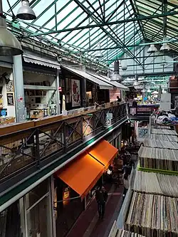 Galerie im „Marché Dauphine“ mit alten Schallplatten