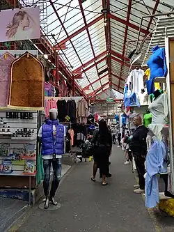 Stände mit preiswerter Kleidung im „Marché Malik“