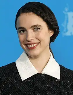 Margaret Qualley spielt Honey O’Donahue und Chris Evans den Sektengründer Reverend Drew