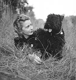 Autorin mit Hund im Gras liegend