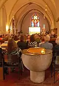 Das Taufbecken in der Kirche, 2024