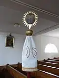 Bruderschaftsstange mit dem Rosenkranzgeheimnis Jesus, der für uns gekreuzigt worden ist. (Joh 19,18&nbsp;EU)