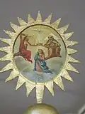 Detail einer Bruderschaftsstange, 18. Jahrhundert. Das Rosenkranzgeheimnis Jesus, der dich, o Jungfrau, im Himmel gekrönt hat. (Offb 12,1&nbsp;EU) wird dargestellt.