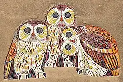Das vom Grafiker Josef Seger 1957 geschaffene, etwa 4,5 m hohe Eulen-Wandmosaik befindet sich am Beginn der Zeltgasse an der Hauswand des Maria-Franc-Hofes.