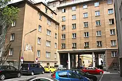 Die städtische Wohnhausanlage Maria-Franc-Hof (Lange Gasse 21–23, Neudeggergasse 22) verläuft quer über die und längs der Zeltgasse.