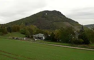 Die Landskrone aus Richtung Heppingen mit der Maria-Hilf-Kapelle