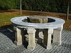 Stein, der oft als vorchristlicher Opferstein bezeichnet wird, mit runder Steinbalustrade aus 1736