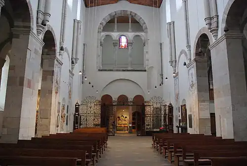 Langhaus nach Wes­ten, Dop­pel­ar­kaden n. Vor­bild d. Aache­ner Pfalz­kapelle