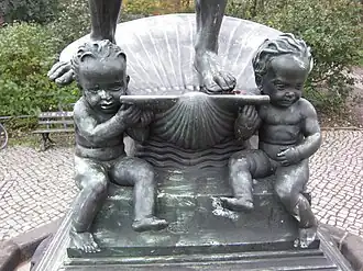 Muschel und Putten
