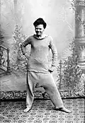 Marie Høeg in weit gestrickter Unterwäsche. ca. 1895–1903. Silbergelatine auf Baryt