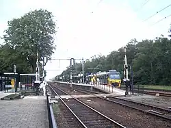 Die Bahnsteige mit dem alten stoptrein (Veenexxpres) nach Almelo.