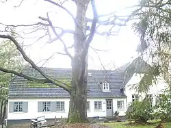 Das Waldrestaurant in der Marienhölzung, davor die Alte Eiche, die als Naturdenkmal durch die Stadt Flensburg unter Schutz gestellt wurde.