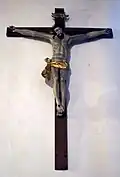 Kreuz an der linken Wand