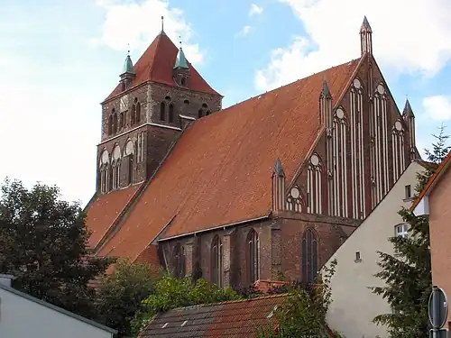 Greifswald, Marienkirche, Blendmaßwerk an Chorgiebel (1328 oder später) und Turm (oben 2.&nbsp;H. 14.&nbsp;Jh.)