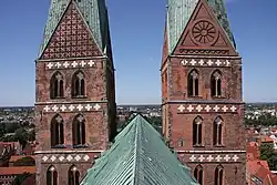 Lübecker Marientürme, vom Dachreiter des Kirchenschiffs gesehen.