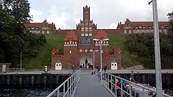 Die Marineschule mit dem Bootshafen darunter (2011)