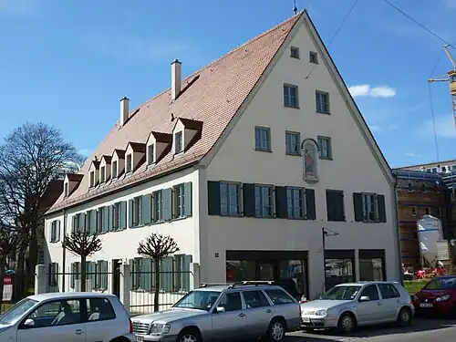 Ortgang ohne Dach­über­stand, mit Ortgang­gesims (Amtshaus in Augsburg-Ober­hausen)