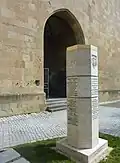 Stauferstele vor der Bartholomäuskirche