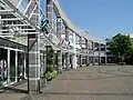Die Bögen der Arkaden zeigen den Bachlauf an.