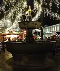 Marktbrunnen zur Zeit des Weihnachtsmarkts bei Dunkelheit