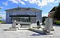 Modern gestalteter Abstimmungs­gedenk­brunnen in der Gemeinde Rosegg