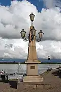 Der Marktkandelaber steht heute am Bin­nenwasser, nahe dem Pagoden­speicher.