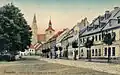Blick auf den Marktplatz von Norden nach Süden zur Stadtkirche Mariä Himmelfahrt (rechts: Turm des Rathauses; links: Stadtpark)