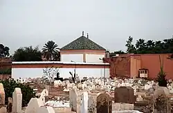 Grabbau von Abderrahmane Souheili (7), vom gleichnamigen Friedhof umgeben. Außerhalb der Stadtmauern beim Bab Er Rob