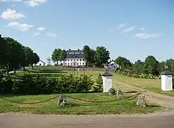 Marums gård, Hauptgebäude mit den Nebengebäuden und dem Park 2009