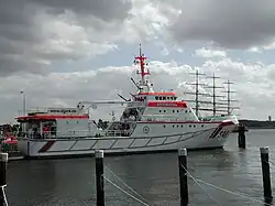 Seenotrettungskreuzer, seine Monitore sind als rote Rohre hinter der Kommandobrücke zu erkennen
