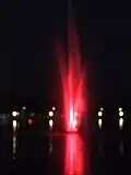 Nachts mit farbiger Beleuchtung