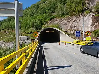 Foto eines in einen Berg führenden Straßentunnels