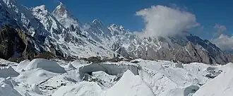 links Masherbrum, rechts daneben der Doppelgipfel Mandu Kangri und Mandu Kangri West